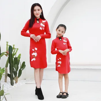 Yeni Kış Çin Ulusal Rüzgar ve Ebeveyn-çocuk Yüklü Uzun Yaratıcı Cheongsam Gösterisi Giyim Üreticileri