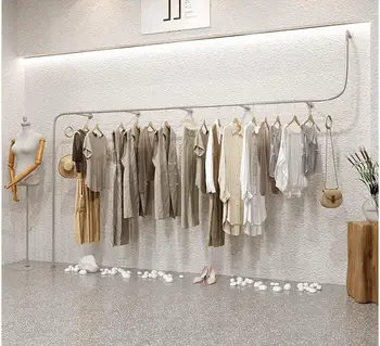 Kadın giyim mağazası giyim mağazası vitrin rafı yaratıcı paslanmaz çelik zemin ayakta giysi rafı