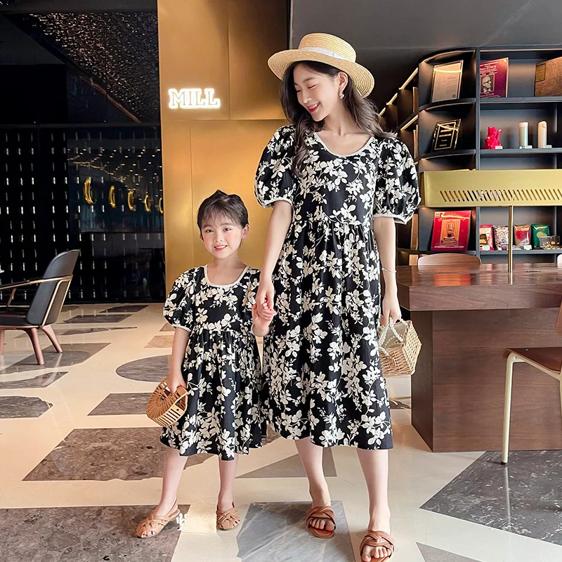Anne ve Kızı Ebeveyn-çocuk Kısa Kollu Elbise 2021 Yaz Kare Yaka rahat elbise Eşleşen Aile Kıyafetleri Görüntü 1