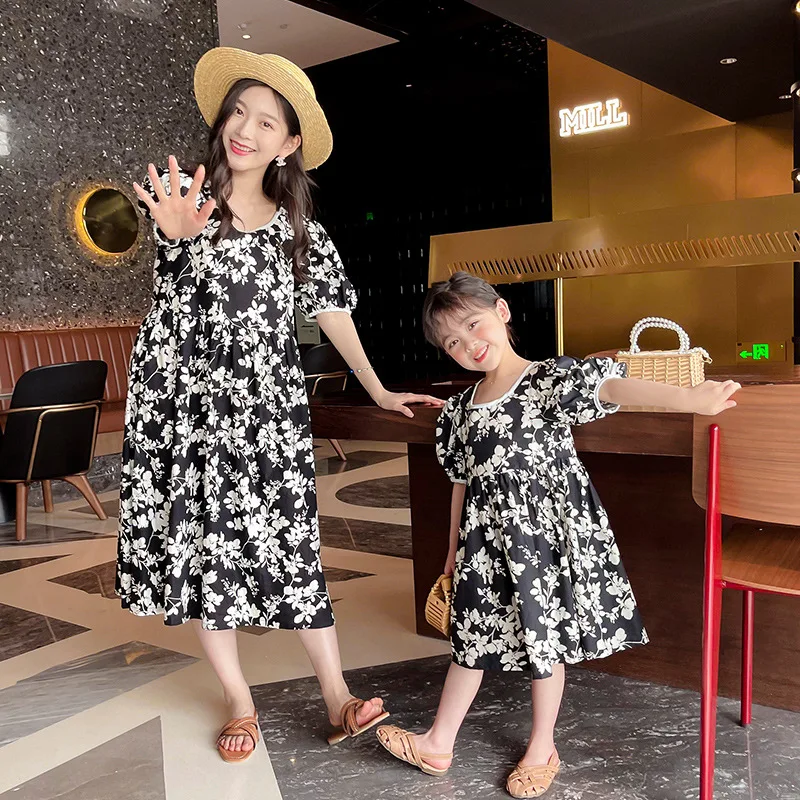 Anne ve Kızı Ebeveyn-çocuk Kısa Kollu Elbise 2021 Yaz Kare Yaka rahat elbise Eşleşen Aile Kıyafetleri Görüntü 3
