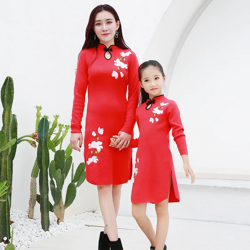 Yeni Kış Çin Ulusal Rüzgar ve Ebeveyn-çocuk Yüklü Uzun Yaratıcı Cheongsam Gösterisi Giyim Üreticileri Görüntü 1